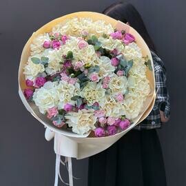 Effektnij buket iz beloj frantcuzskoj i kustovoj pionovidnoj rozi