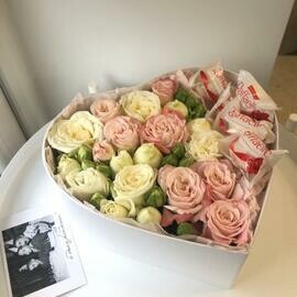 Kustovaya Roza v korobke serdtce s Raffaello