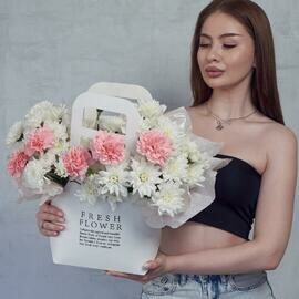 Kompozitciya v sumke iz diantusa i hrizantemi