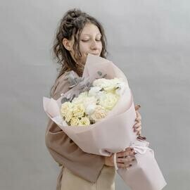 Buket «Krem bryule» s kruzhevnimi rozami, kustovoj rozoj i hlopkom