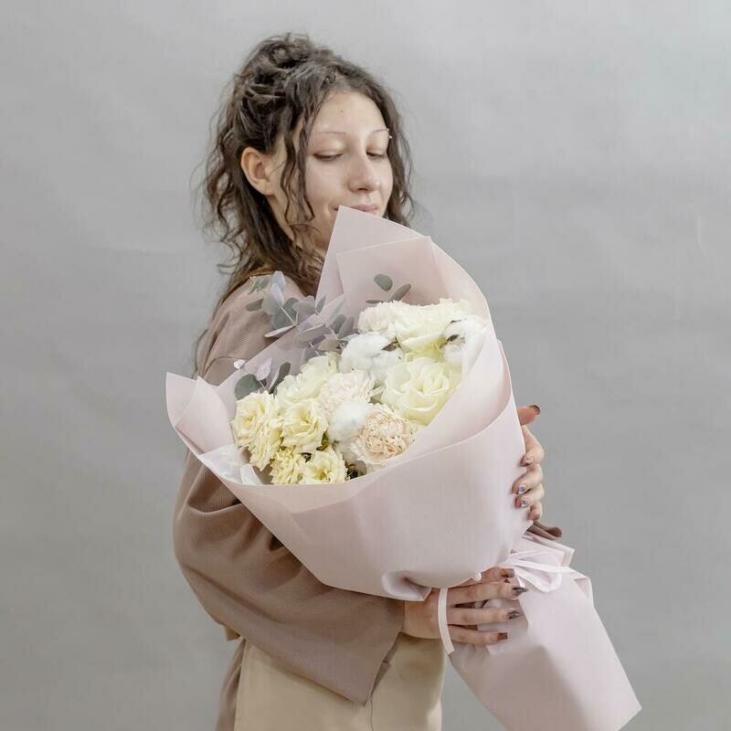 Букет «Крем брюле» с кружевными розами, кустовой розой и хлопком , стандартный