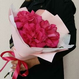 Комплимент из малиновых роз 
