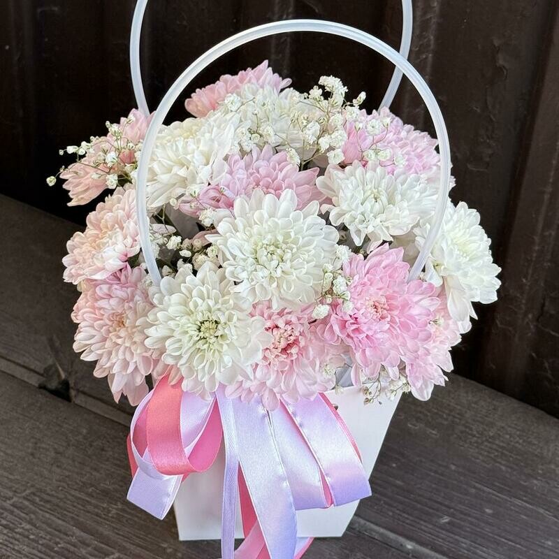 Нежная композиция в сумочке из кустовой хризантемы , стандартный