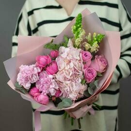 Avtorskij buket Pervaya Lyubov_ s gortenziej i rozami
