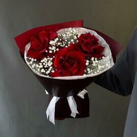 Buket krasnih frantcuzskih roz s gipsofiloj