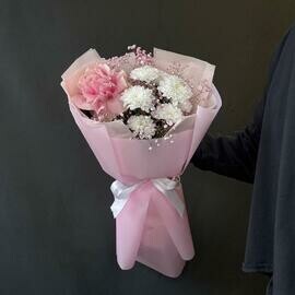Nezhnij buket-kompliment s frantcuzskoj rozoj, gipsofiloj i kustovoj hrizantemoj