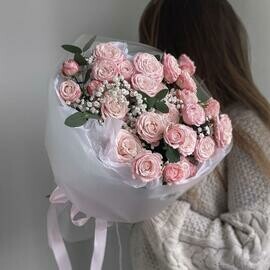 Vash duo-buket kustovih roz i gipsofili