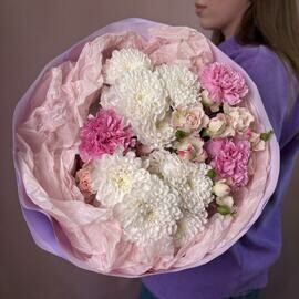 Avtorskij buket s beloj hrizantemoj, kustovoj rozoj i rozovimi diantusami