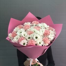 Buket hrizantem s rozovimi diantusami