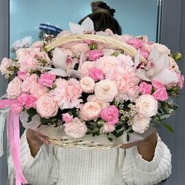 Корзина с орхидей , кустовой розой , диантусом