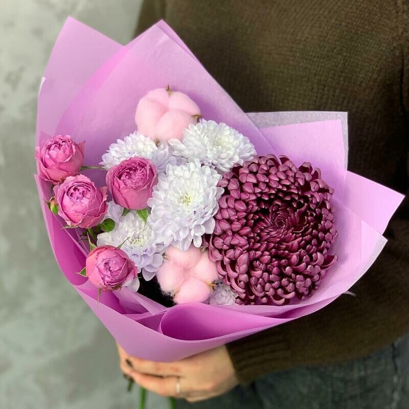 Необычный букет с кустовой пион розой, хризантемой Бигуди, кустовой хризантемой и хлопком  , стандартный