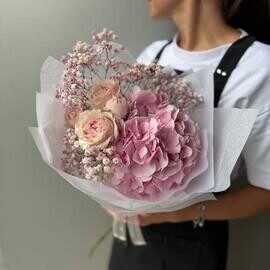 Buket iz gortenzii, kustovih roz i gipsofili