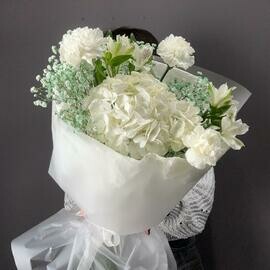 Buket s beloj gortenziej i gipsofiloj