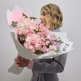 Sbornij rozovij buket iz gortenzii i frantcuzskoj rozi