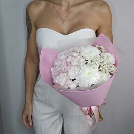 Buket "Darina" iz gortenzii, gipsofili i hrizantemi