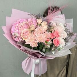 Nezhnij buket s rozovoj gortenziej, hrizantemami, korallovoj i kremovoj rozoj i limoniumom BB