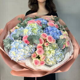 Premial_nij buket dlya samoj roskoshnoj devushki iz gortenzii, pion kustovih roz i evkalipta