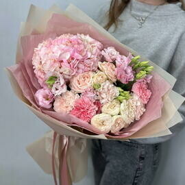 Букет с розовой гортензией ,кустовыми розами ,диантусами и эустомой 