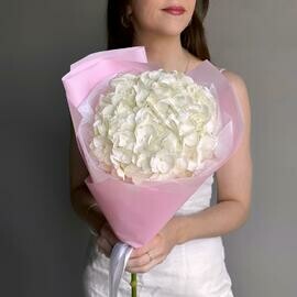 Nezhnij buket belaya gortenziya