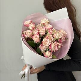 Nezhnij buket kompliment iz kustovih roz