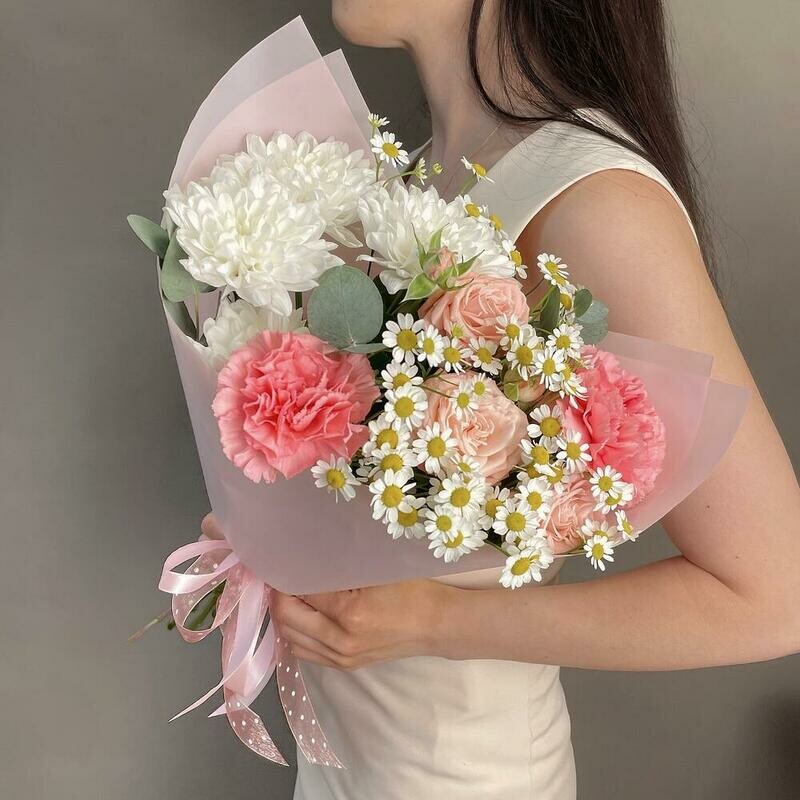 Букет с кустовой пионовидной розой, хризантемой и ромашкой , стандартный