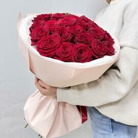 Букет 25 красных роз "Наоми" + упаковка 