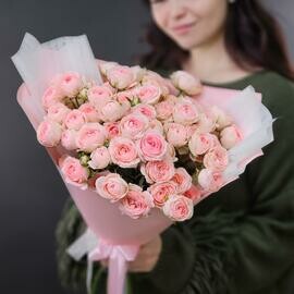 Шикарный букет из пионовидных кустовых роз Кети 