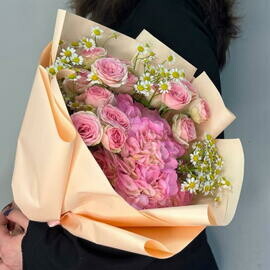 Букет «Розовый рассвет» из розовой гортензии, ромашек и пион кустовой розы 