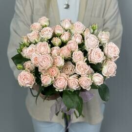 Buket iz 9 kustovih pionovidnih roz, pod lentu