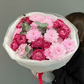 Buket iz kustovoj hrizantemi, kustovih pionovidnih roz i evkalipta