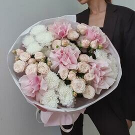 SHikarnij kruglij buket kustovoj i frantcuzskoj rozi