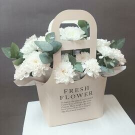 Sumochka s hrizantemami i evkaliptom