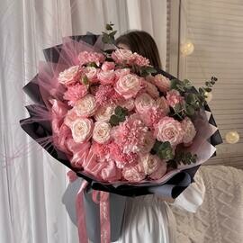 Avtorskij buket s korallovimi kustovimi rozami, diantusom, evkaliptom v dizajnerskoj upakovke