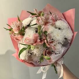 Nezhnij buket s hrizantemoj i al_stromeriej