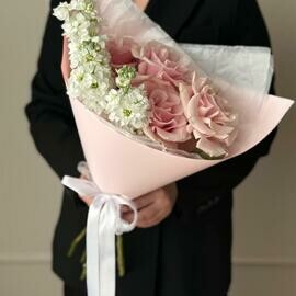 Buket iz roz i mattioli