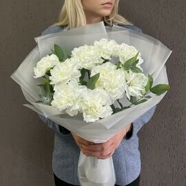 Buket iz belosnezhnih sortovih diantusov i evkalipta