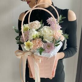 TCveti v korobke"Kompliment"(roza, diantusi, al_stromeriya, hrizantema kustovaya)