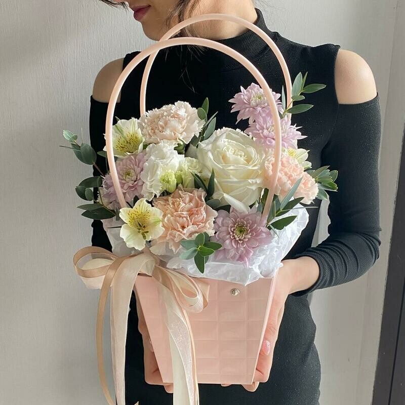 Цветы в коробке"Комплимент"(роза, диантусы, альстромерия, хризантема кустовая) , стандартный