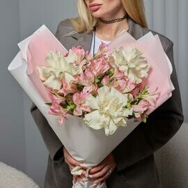 Buket iz rozovih al_stromerij i belih frantcuzskih roz