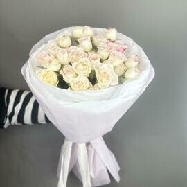 Monobuket iz kustovih roz so strazami