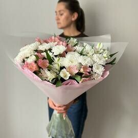 Ob_emnij, stojkij buket iz al_stromerij i kustovih hrizantem