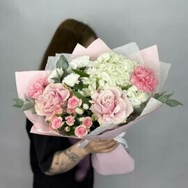 Nezhnij sbornij buket s frantcuzskimi rozami i gortenziej