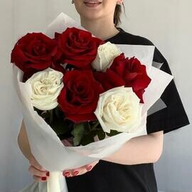 YArkij buket iz belih i Frantcuzskih krasnih roz