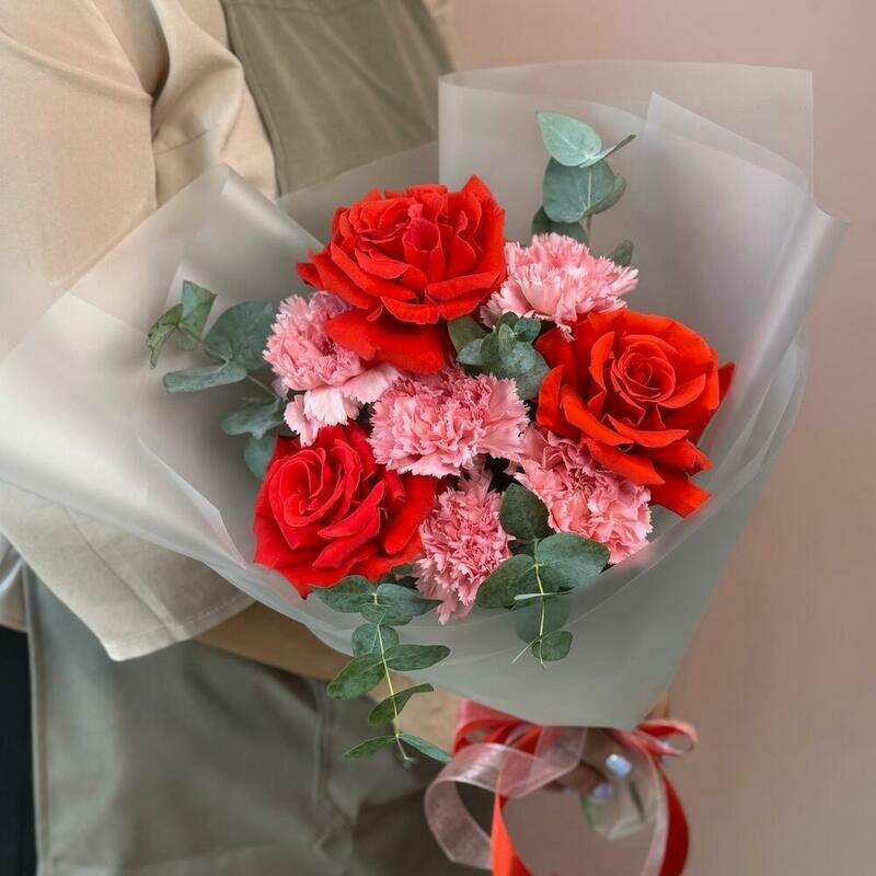 Авторский букет с розами и диантусами , стандартный