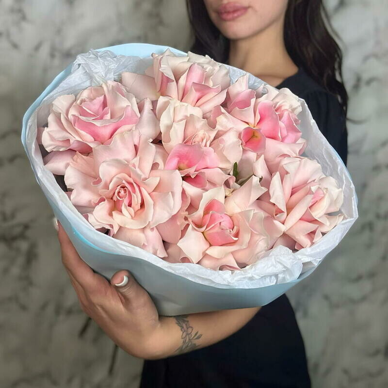 Розовые французские розы в небесно голубой упаковке  , стандартный