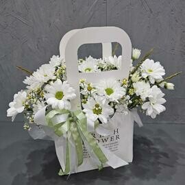 Сумочка с ромашками хризантем и танацетум 