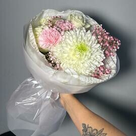 Сборный белые розы, гвоздика и хризантема