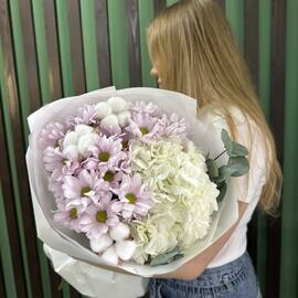 Букет из сиреневых хризантем , белой гортензии и воздушного хлопка 