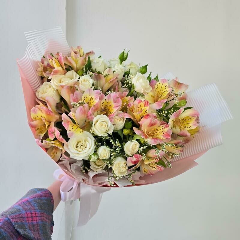 Buket iz stojkih al_stromerij i belih kustovih roz, standart