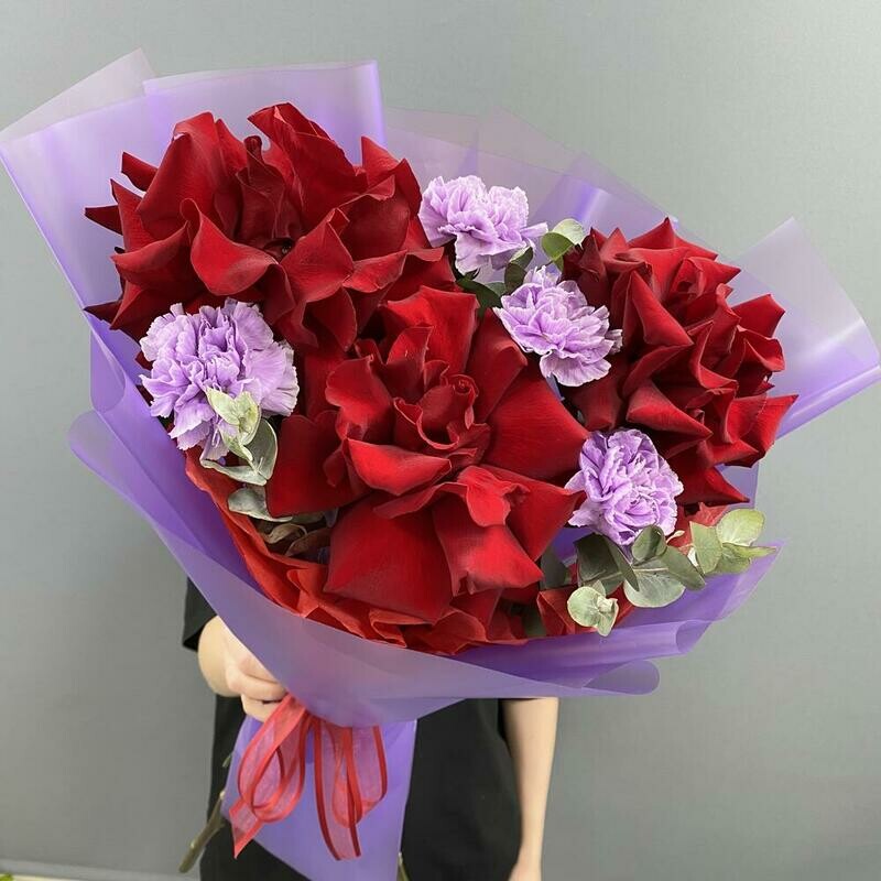 Букет из красных французских роз с лавандовыми диантусами , стандартный